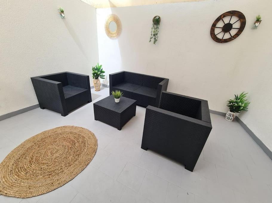 Beautiful Apartment With Patio Torrevieja Eksteriør billede