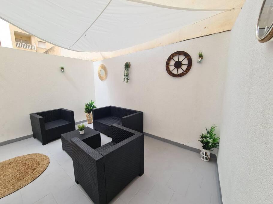 Beautiful Apartment With Patio Torrevieja Eksteriør billede