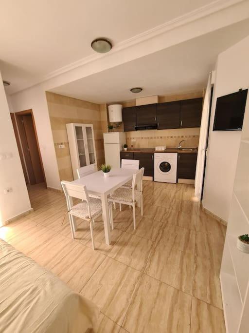Beautiful Apartment With Patio Torrevieja Eksteriør billede